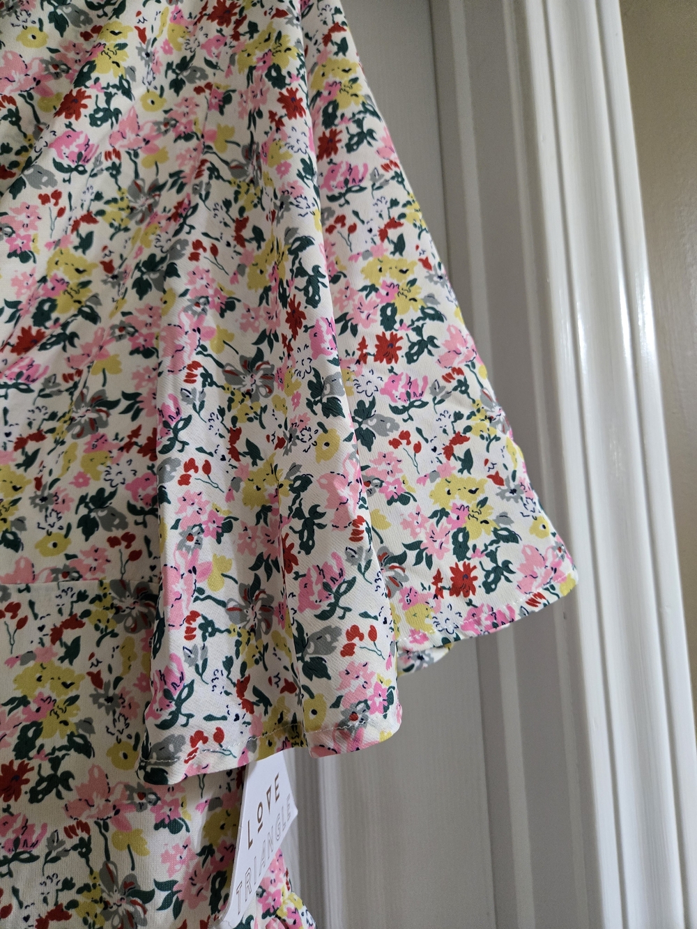 NWT Love Triangle Size Large Floral V-Neck Short Sleeve Women’s Romper - Picture 3 of 11